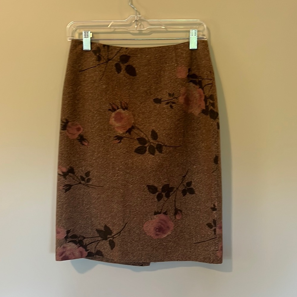 Ann Taylor loft brown pencil skirt. Size 6. Great for work or a night out!